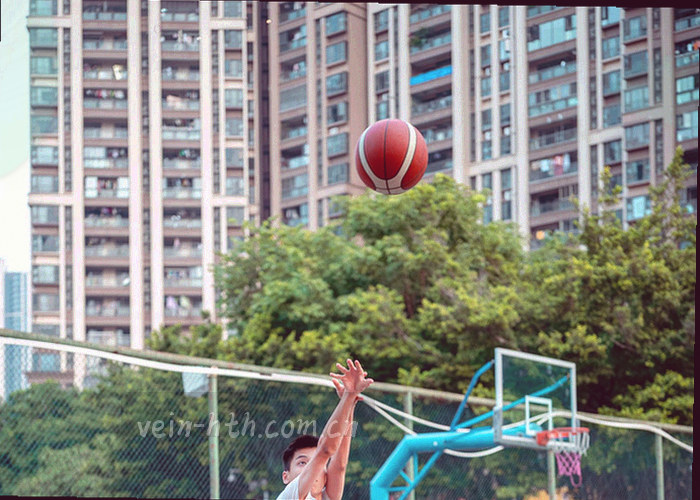 手机界面在通勤场景中展示速读战报与视频集锦